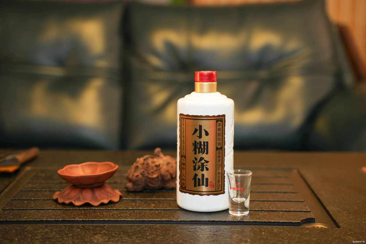 濃香暖歲，情滿杯盞——家庭團聚與年禮當然選濃香型白酒